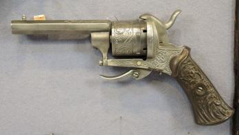 DEUX REVOLVERS A BROCHE Deux revolvers à broche. Vers 1870 2