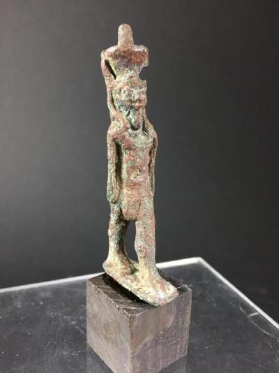 Egypte Petite statuette en bronze représentant le Dieu Néfertoum. 2