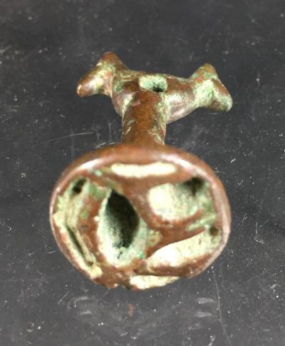 Age de Bronze - Cachet en bronze surmonté de deux têtes de capridés. 2