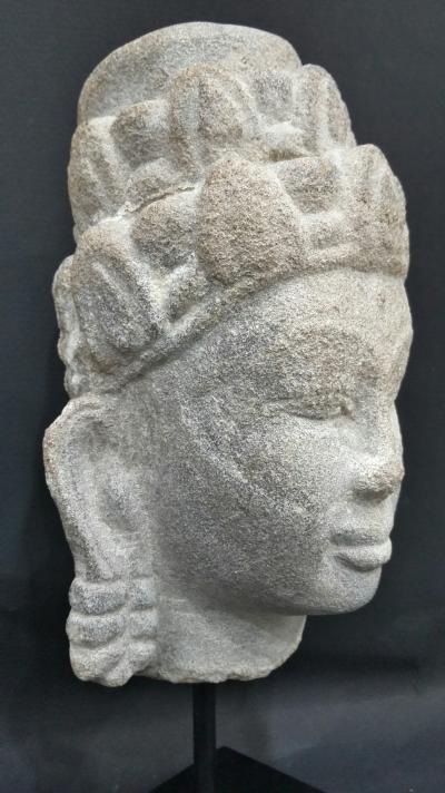 Tête de divinité en pierre. Inde. XI-XIII siècle. 2