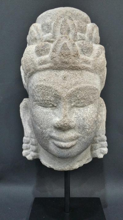 Tête de divinité en pierre. Inde. XI-XIII siècle. 2