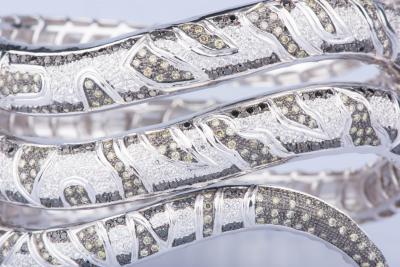 Bracelet manchette serpent en or blanc 18 ct 672 diamants d’env. 6,72 ct au total et 2 rubis d’env. 1 ct au total 2