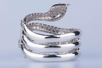 Bracelet manchette serpent en or blanc 18 ct 672 diamants d’env. 6,72 ct au total et 2 rubis d’env. 1 ct au total 2
