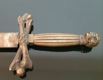 Glaive maçonnique, garde formée de  tibias croisés, pommeau orné d'un crâne, fusée en bronze strié 2