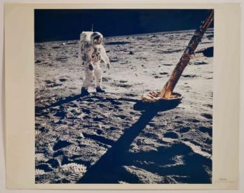 NASA - Neil Armstrong (1930-2012) Buzz Aldrin marche vers le module lunaire 2