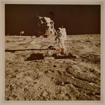 NASA - Neil Armstrong (1930-2012) - Aldrin utilise le sismographe 2