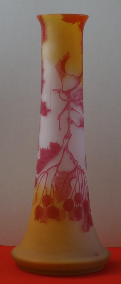 Émile GALLE - Vase en pate de verre à décor de baies rouges, signé, 46cm - Nancy 2