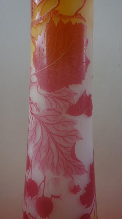 Émile GALLE - Vase en pate de verre à décor de baies rouges, signé, 46cm - Nancy 2