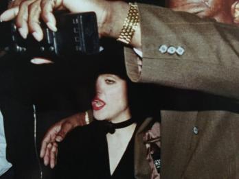 Francis APESTEGUY - Madonna protégée par ses gorilles, 1992, Photographie argentique 2