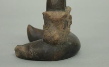 Tembladera Jequetepeque, Pérou Vase étrier présentant sur la base la figure totémique 2
