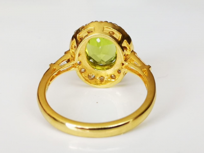Bague en or jaune avec un péridot ovale de Birmanie de 2.7 cts  diamants - certificat 2