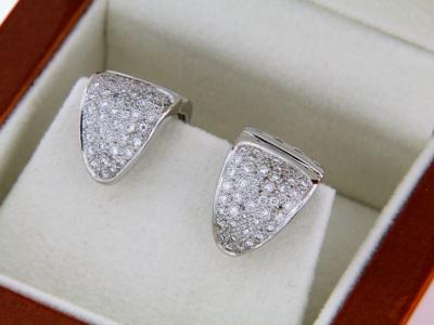 Boucles d’oreilles en or blanc avec diamants. 2