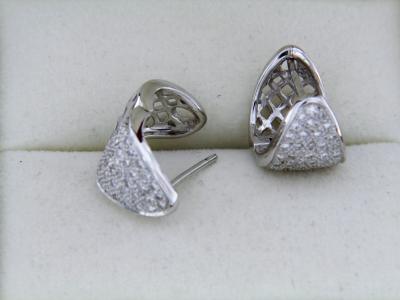 Boucles d’oreilles en or blanc avec diamants. 2