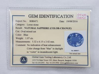 Saphir NON CHAUFFE à changement de couleurs (bleu/violet) taille ovale 1.07 ct sous certificat plastique scellé 2