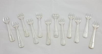 12 fourchettes à huitre métal argenté de style louis xv, rocailles et fleurettes 2
