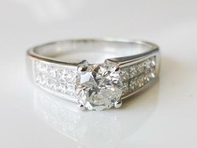Bague solitaire en or 18 carats avec diamant central et diamants princesses 2