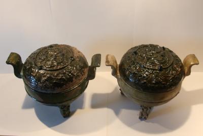 Chine, Dynastie Han, Paire de vases tripodes Ding 2