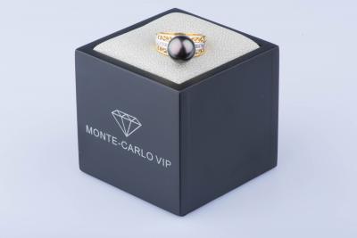 Bague en or jaune et blanc 18 ct 6 diamants env. 0,06 ct au total 1 perle Noire de Tahiti 2