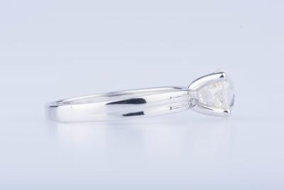 Bague solitaire en or blanc 18 ct (750 / 1000) composé d’un diamant environ 1,24 carat. 2