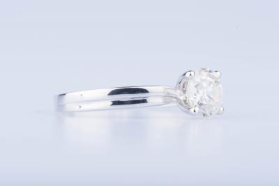 Bague solitaire en or blanc 18 ct (750 / 1000) composé d’un diamant environ 1,24 carat. 2