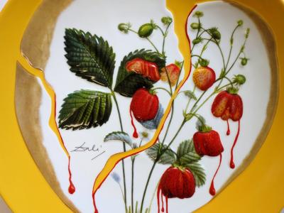 DALI Salvador : Coeur de fraises - Plat en Porcelaine original SIGNE &N° 2