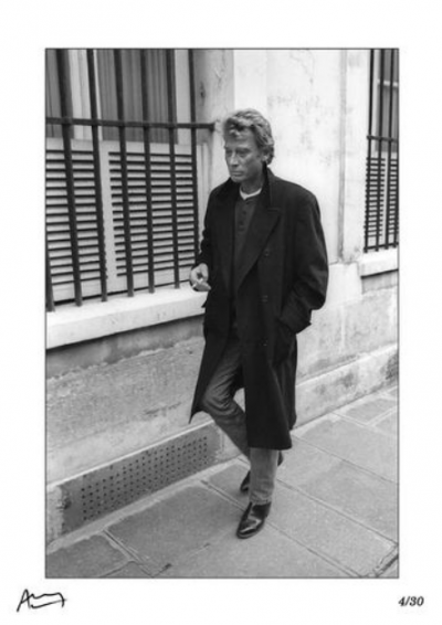 Francis APESTEGUY - Johnny Hallyday, Seul dans la rue à Paris, 1987 - Photographie signée 2