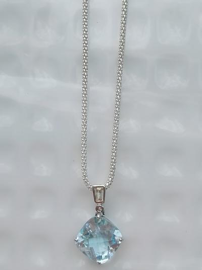 Pendentif en or blanc 375/1000 topaze bleue de taille coussin, saphirs blancs et véritable diamant et sa chaîne en argent 925/1000 2