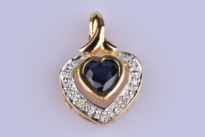 PENDENTIF Cœur, Or Jaune 18 ct (750 /  1000) 1 Saphir  et 7 diamants à env 0,07 ct au total 2
