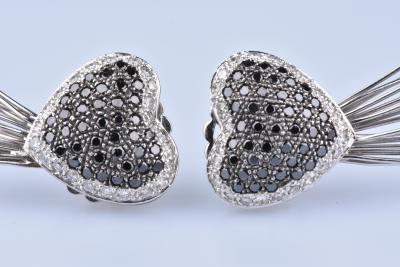 Boucles d’oreilles en OR Blanc 18 ct (750 / 1000) 78 diamants à env 1,17 ct au total et 76 diamants noirs à env 1,14 ct au total 2