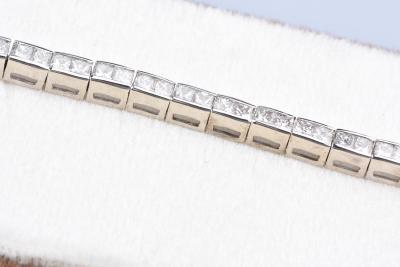 Bracelet Rivière de Diamants en Or Blanc 18ct (750 /1000) 98 Diamants Princesse à env 3,05 ct au total 2