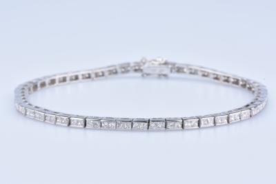 Bracelet Rivière de Diamants en Or Blanc 18ct (750 /1000) 98 Diamants Princesse à env 3,05 ct au total 2