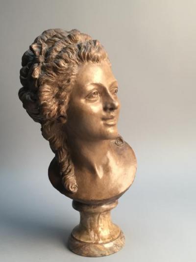 Ecole française du XIXe siècle. Portrait en buste d’une femme de qualité 2