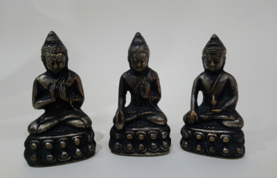 Lot de trois Bouddhas en métal argentifère. Thaïlande. 2