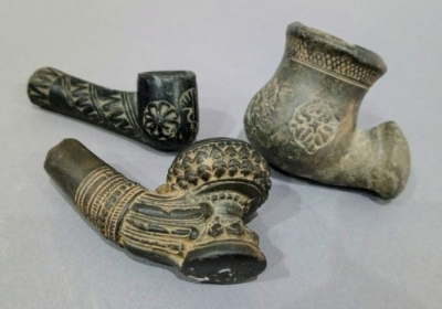 Lot de trois têtes de pipes. Iran / Afghanistan, époque antique et postérieure. 2
