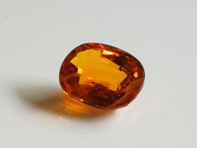 Saphir Orange de 3.88 carats de taille coussin  - certificat d’expertise 2