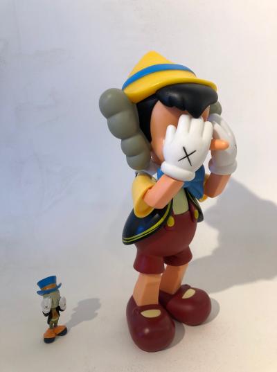 KAWS (1974-) (D’après)  Pinocchio and Jiminy Cricket - 26 cm - OriginalFake MEDICOM #2010 2