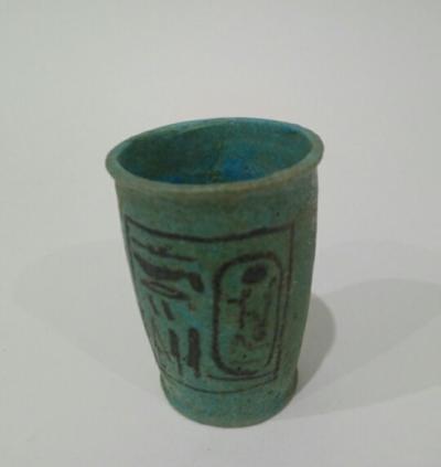 Égypte, Nouvel Empire, Vase godet au nom de Ramsès 2