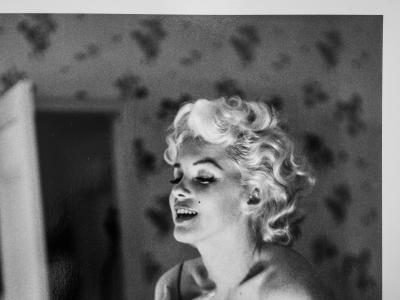 Ed Feingersh - Marilyn Monroe se prépare à sortir (édition limitée, épreuve à la gélatine argentique) 2