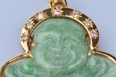 Pendentif or jaune en or Jaune 18 ct (750/1000). Pierre de jade et 7 diamants 0,14 ct au total. 2