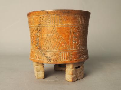 Vase tripode, gravé sur son pourtour de deux motifs en alternance. 2