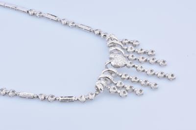 Magnifique collier en or blanc 18 carats (750 millièmes), motifs spirales et pendentifs coeurs ornés de diamants ronds brillants. 2