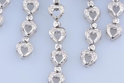 Magnifique collier en or blanc 18 carats (750 millièmes), motifs spirales et pendentifs coeurs ornés de diamants ronds brillants. 2