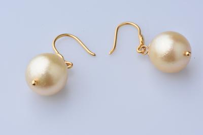 Précieux pendants d’oreilles en or 18 carats (750 millièmes) ornés de perles des Mers du Sud de couleur champagne. 2