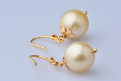 Précieux pendants d’oreilles en or 18 carats (750 millièmes) ornés de perles des Mers du Sud de couleur champagne. 2