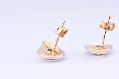 Boucles d’oreilles gouttes bicolores 18 carats (750/1000) ornées de 2 émeraudes rondes de 0.14 carat au total et 2 diamants taille brillant de 0.01 carat au total. 2