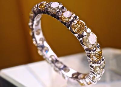 Bague alliance en or blanc 18kt. 1.86 carats certifiés de 20 rares diamants naturels de couleurs mélangées.